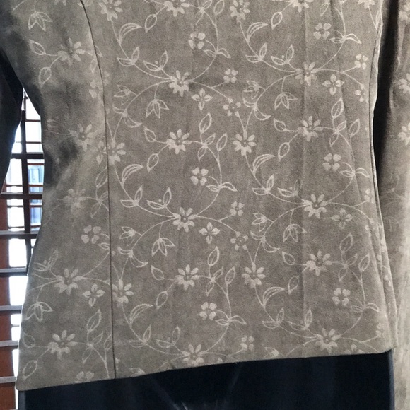 Sag Harbor army green shell/jacket with lighter green flower details. Size 10 - Picture 5 of 10